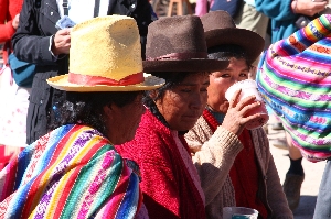 vrouwen drinken Chicha bier op de markt van Chinchero