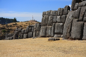 De cyclopische muren van de vesting Saqsayhuaman